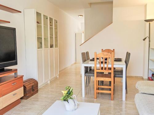 salon ze stołem i jadalnią w obiekcie Holiday Home La Almadraba by Interhome w mieście Carrer del Mar