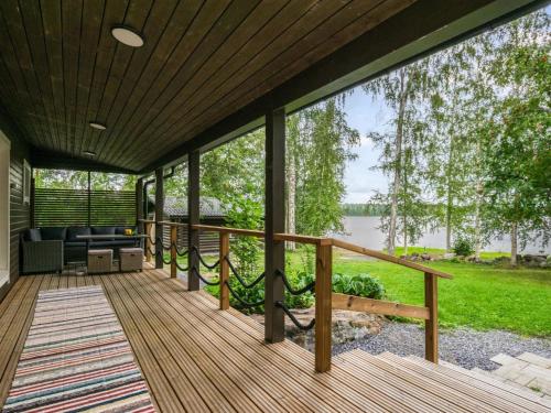 eine Terrasse mit Blick auf einen Hof in der Unterkunft Holiday Home Villa vehmas by Interhome in Sysmä