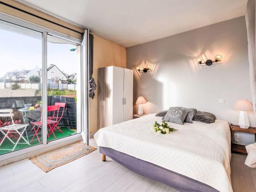 une chambre avec un lit et une grande fenêtre dans l'établissement Apartment Les Balcons de la Rance by Interhome, à La Richardais