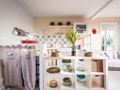 Η κουζίνα ή μικρή κουζίνα στο Apartment Les Balcons de la Rance by Interhome