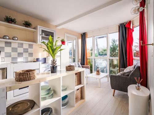 Χώρος καθιστικού στο Apartment Les Balcons de la Rance by Interhome