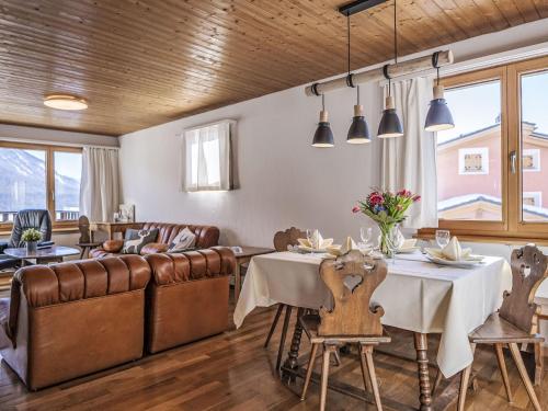 Posezení v ubytování Apartment Chesa Primula by Interhome