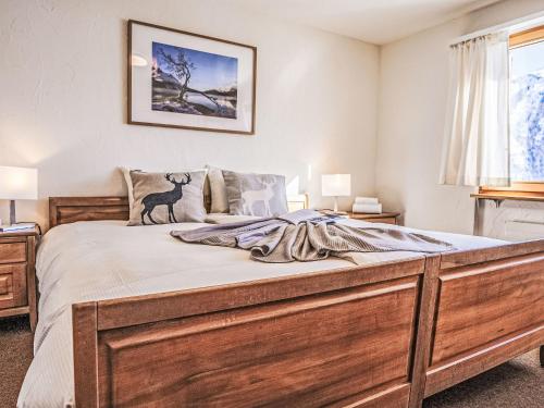 Postel nebo postele na pokoji v ubytování Apartment Chesa Primula by Interhome