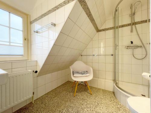 Koupelna v ubytování Landhaus Süderhof App 15 in Keitum mit Pool und Sauna