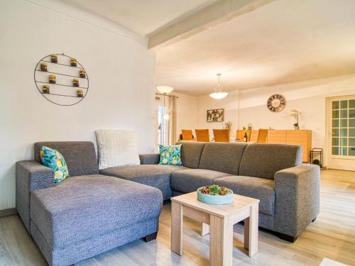 un salon avec deux canapés et une table dans l'établissement Holiday Home Villa! by Interhome, à Taradeau