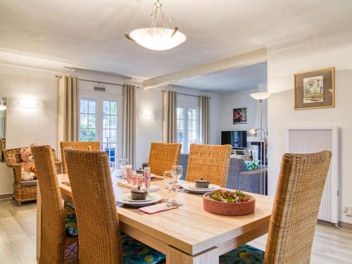 une salle à manger avec une table et des chaises en bois dans l'établissement Holiday Home Villa! by Interhome, à Taradeau