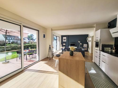 Il dispose d'une cuisine et d'un salon avec vue sur un patio. dans l'établissement Apartment Village de Légenèse-6 by Interhome, à Carnac