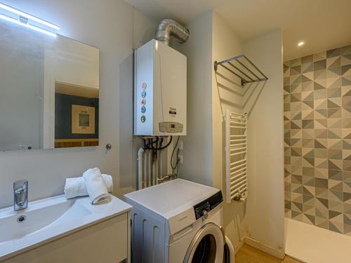 une salle de bain avec une machine à laver et un lavabo dans l'établissement Apartment Village de Légenèse-6 by Interhome, à Carnac