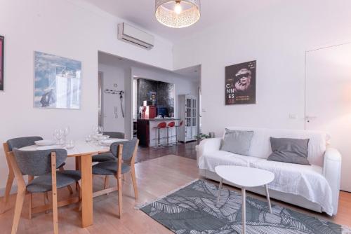 un salon avec un canapé blanc et une table dans l'établissement The Artists’ Retreat – Comfort in the Heart of Cannes, à Cannes