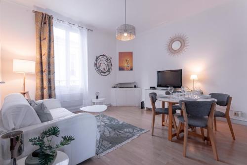 un salon avec un canapé blanc et une table dans l'établissement The Artists’ Retreat – Comfort in the Heart of Cannes, à Cannes