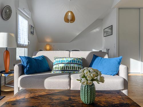 un salon avec un canapé avec des coussins bleus dans l'établissement Apartment Les Terrasses de Saint-Colomban by Interhome, à Carnac