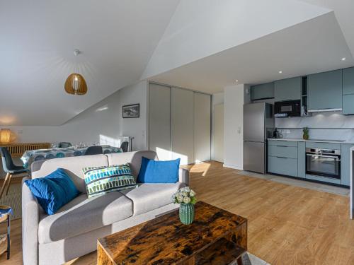 un salon avec un canapé et une table dans l'établissement Apartment Les Terrasses de Saint-Colomban by Interhome, à Carnac