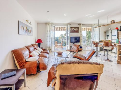 un salon avec un canapé et une table dans l'établissement Apartment Les Palmiers-4 by Interhome, à Saint-Cyr-sur-Mer