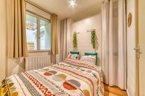 une chambre avec un lit et une fenêtre dans l'établissement Charme en Ville, à Romans-sur-Isère