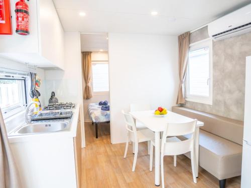 Η κουζίνα ή μικρή κουζίνα στο Holiday Home Don Antonio Glamping Village by Interhome