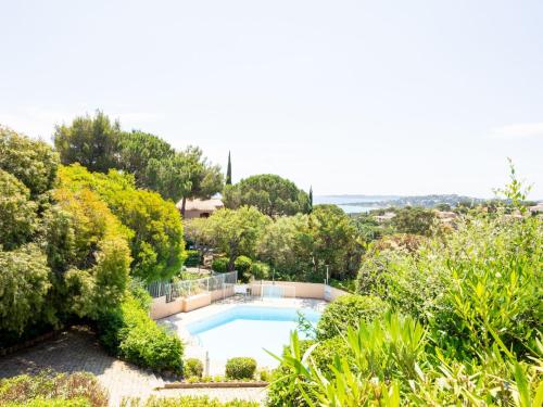 - une vue sur la piscine entourée d'arbres dans l'établissement Apartment Les Coteaux de la Nartelle-32 by Interhome, à Sainte-Maxime