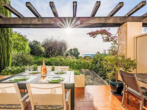 une table et des chaises sur une terrasse avec vue dans l'établissement Apartment Les Coteaux de la Nartelle-32 by Interhome, à Sainte-Maxime