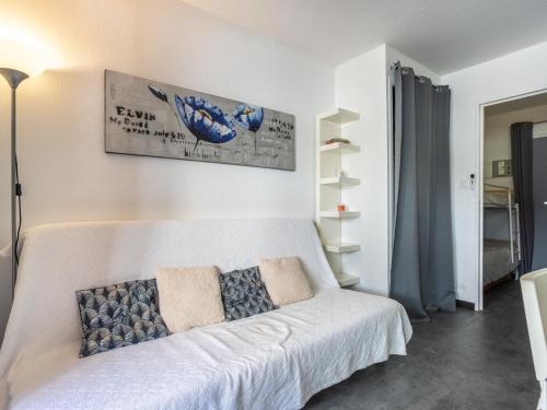 - un salon avec un canapé blanc dans l'établissement Apartment Les Aigues Marines-71 by Interhome, à Saint-Cyr-sur-Mer