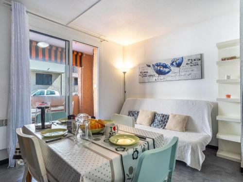 un petit salon avec une table et un canapé dans l'établissement Apartment Les Aigues Marines-71 by Interhome, à Saint-Cyr-sur-Mer