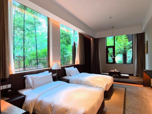 Postel nebo postele na pokoji v ubytování Chengdu Guiyuan Hotel
