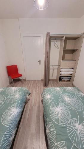 ein Zimmer mit zwei Betten und einem Etagenbett in der Unterkunft Le petit Morin in Servon