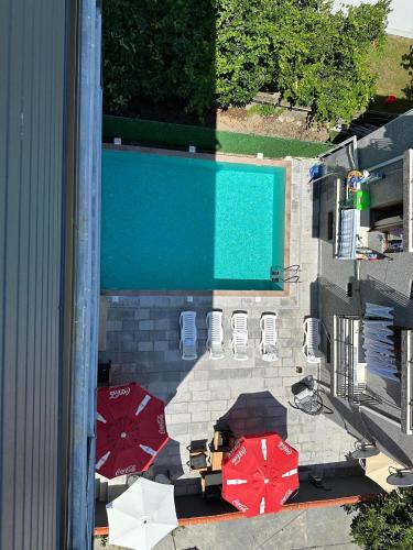 an overhead view of a swimming pool with umbrellas and chairs at Elite Hotel Kobuleti in K'obulet'i