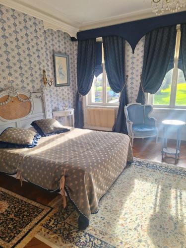 une chambre avec un lit, une chaise et une fenêtre dans l'établissement Domaine de Bertheauville, à Paluel