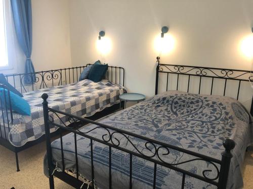 - une chambre avec 2 lits et 2 lampes murales dans l'établissement La Théresand, à Pontevès