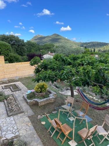 - un ensemble de chaises et un hamac dans la cour dans l'établissement La Théresand, à Pontevès