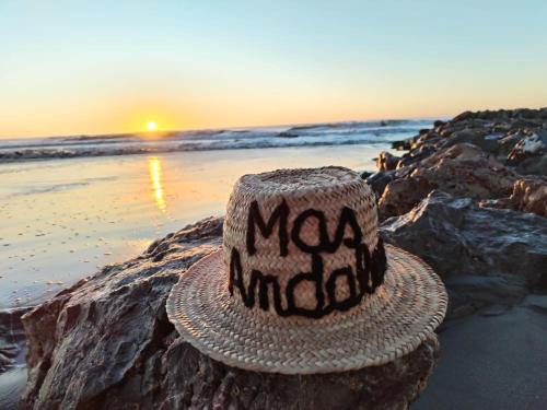Un chapeau avec les mots mama attendu assis sur une plage dans l'établissement La Cabane du Mas Andalou Plage première ligne de mer, à Frontignan