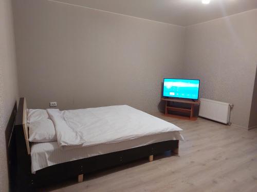 Postel nebo postele na pokoji v ubytování Однокімнатна біля автостанції, вулиця Зацепи
