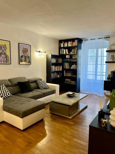 Una sala de estar con un sofá y una mesa de café. en Charmant Appartement centre-ville, en Ajaccio
