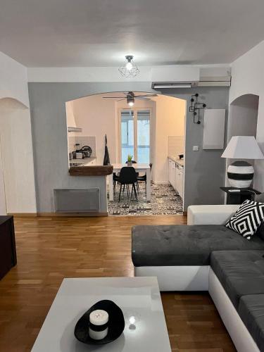 un salon avec un canapé et une table dans l'établissement Charmant Appartement centre-ville, à Ajaccio