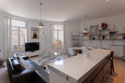 un salon avec un canapé et une table dans l'établissement Carnot Prestige – Spacious & Central, à Cannes