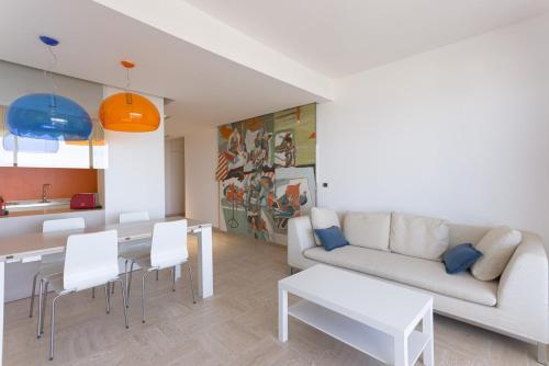 un salon avec un canapé et une table dans l'établissement The Horizon – Sea View & Peaceful Retreat, à Cannes