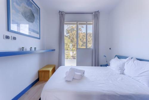 une chambre avec un lit blanc avec deux serviettes dessus dans l'établissement The Horizon – Sea View & Peaceful Retreat, à Cannes