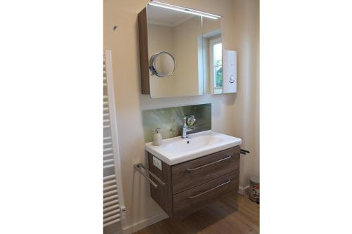 un bagno con lavandino e specchio di LITZKOW 11208 a Morsum