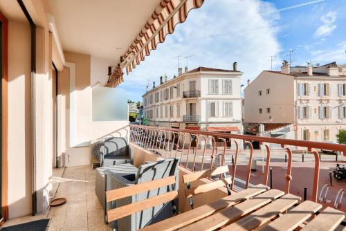 d'un balcon avec des chaises et une vue sur les bâtiments. dans l'établissement Le Petit Fleury – Balcony, Calm in Cannes, à Cannes
