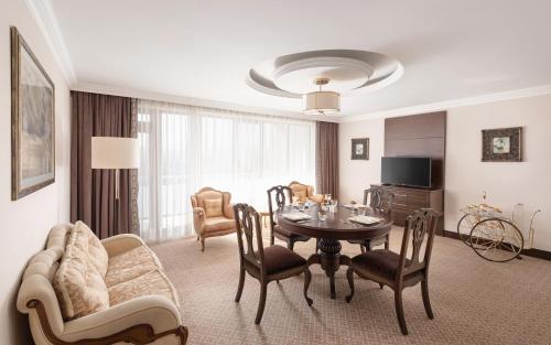 Chinar Health Hotel Naftalanにあるテレビまたはエンターテインメントセンター