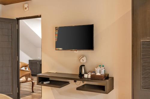 TV a/nebo společenská místnost v ubytování Skon Morjim Beach Resort by Orion Hotels