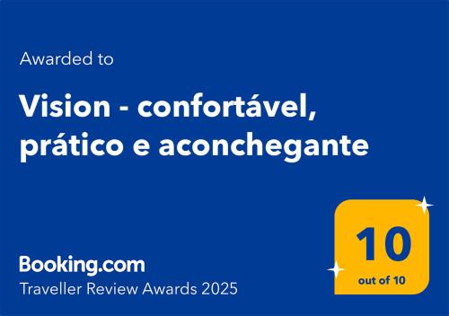 une boîte jaune avec les mots «vision confédération» et «accréditation» dans l'établissement Vision - confortável, prático e aconchegante, à Brasilia