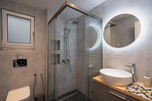 Prime location 1BR Hill Aprtm
