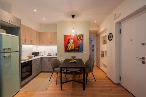 Prime location 1BR Hill Aprtm
