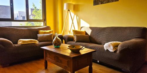 a living room with two couches and a coffee table at Apartamento elegante y tranquilo en zona exclusiva in Valladolid