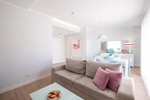 ein Wohnzimmer mit Sofa und Tisch in der Unterkunft Al Marina View Uma - Lux apartment on the marina in Páteo