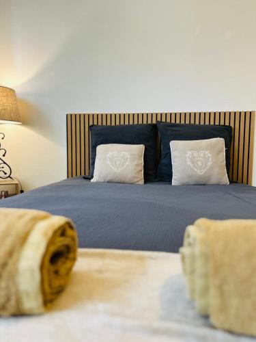 - une chambre avec un lit bleu et 2 oreillers blancs dans l'établissement Le 2 - Grand studio Caen Centre Port de plaisance, à Caen