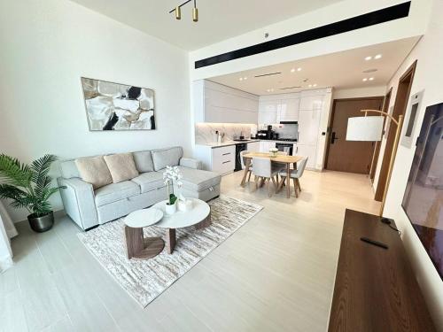 Comfortable 1br Jvc Balcony Parking
