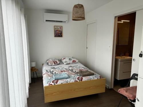 une petite chambre avec un lit dans une pièce dans l'établissement Maison La capucine sur Quai de Seine, wifi, machine à laver, parking privé gratuit, à Vernon