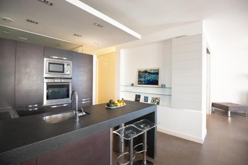 une cuisine avec un évier et une cuisinière four supérieur dans l'établissement Palais Miramar apartment with sea view on La Croisette, à Cannes