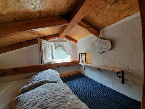 Ένα ή περισσότερα κρεβάτια σε δωμάτιο στο A tiny sea home in the wilderness